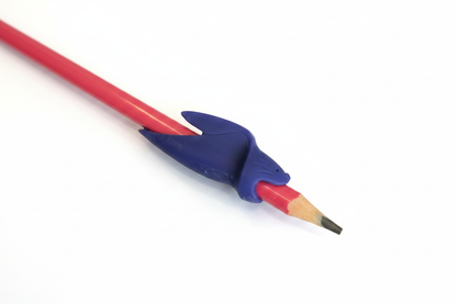 Lápis vermelho pega tubarão azul
